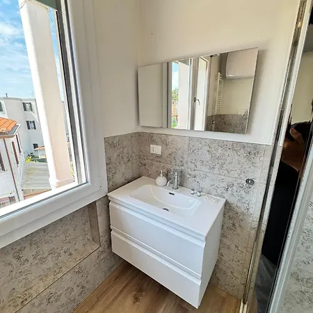 Bulldog Apartment *